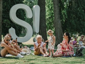 Muzikālās brokastis Siguldas pils kvartālā. “Knīpas un Knauķi” ar koncertizrādi “Ezīša katliņš” Siguldas Jaunās pils dārzā