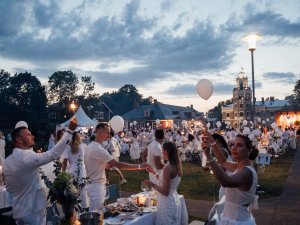 Baltais pikniks 2021 Siguldas Jaunās pils dārzā