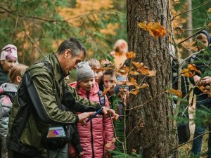 Allažu pamatskolas audzēkņu izzinošā ekskursija mežā projekta “Meža dienas 2021” laikā