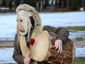 Meteņdienas tradīcijas kopā ar Lēdurgas Kultūras nama folkloras kopu ”Putni”, Mālpils folkloras kopu “Mālis” un Allažu Tautas nama bērnu un jauniešu folkloras kopu “Tiptaiņi” pie Inčukalna Tautas nama