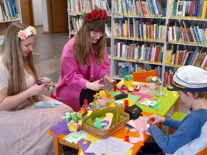 Mātes dienai veltīta radošā darbnīca “Buču pods” Siguldas novada bibliotēkā