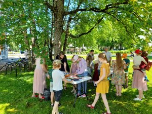 Bērnu, jauniešu un vecāku žūrijas 2022. gada grāmatu kolekcijas atklāšanas pasākums “Lecam iekšā grāmatu karuselī!” pie Siguldas novada bibliotēkas