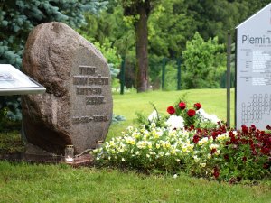 Komunistiskā genocīda upuru piemiņas brīdis Inčukalna stacijas laukumā