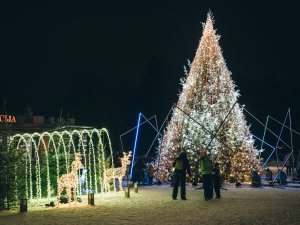 Ziemassvētku egles iedegšana ar Katō un “Ziemassvētku orķestri” Siguldas dzelzceļa stacijas laukumā