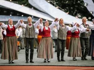 Siguldas novada kolektīvi deju lieluzvedumā “Mūžīgais dzinējs” Daugavas stadionā.