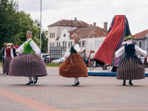 Siguldas stacijas laukumā atklāj iespaidīgu vides objektu “Neapstājies griezies” – kustīgus 3D tautastērpus