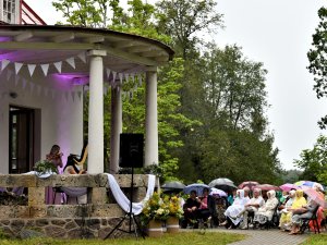 “Trio Angelicus” koncerts “Sirds vārdi” ar Jāņa Lūsēna mūziku Inčukalnā pie Medību pils