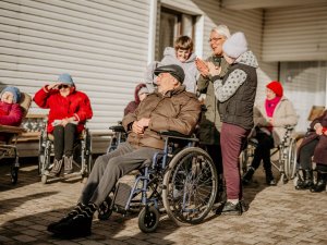 Labo darbu nedēļā vairāki pašvaldības darbinieki, Inčukalna pamatskolas skolēni un pārstāvji no Siguldas novada Jaunrades centra viesojās sociālās aprūpes