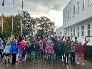 Pašvaldības policijas pārstāvji ar izglītojošu stāstījumu par ceļu satiksmes drošību viesojas pie Siguldas pilsētas vidusskolas Mākslu klases audzēkņiem Mākslu skolā “Balta