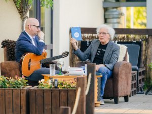 Sarunu cikla “[Ie]nāc literatūrā” tikšanās – Guntars Godiņš sarunāsies ar Kristapu Grasi par Juri Kronbergu kafejnīcā “Valhalla Lounge”