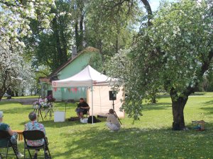 Āra lasītava ar Hariju Vagrantu pie Siguldas pagasta Kultūras nama