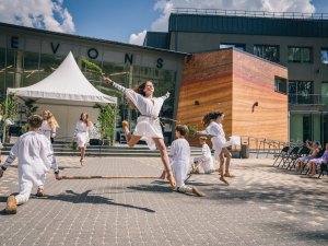 Novada amatiermākslas kolektīvu un citu radošo apvienību koncerts Siguldas svētkos pie kultūras centra “Siguldas devons”