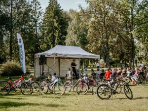 Pašvaldības policija Raiņa parkā īsteno velosipēda vadītāja apmācības