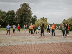 Siguldas novada pašvaldības darbinieki piedalās vingrošanā #BeActive Eiropas Sporta nedēļas ietvaros un atbalsta sociālo akciju “Dažādo kurpju diena”