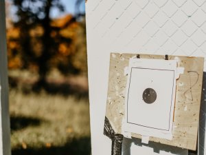 Siguldas novadā jau trešo gadu īsteno valsts aizsardzības mācību. Nodarbība Mālpils vidusskolas skolēniem